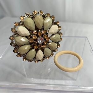 Pair of Rings Beaded Stretch Flower Ring & Acrylic Band-Cream/Green/Gold